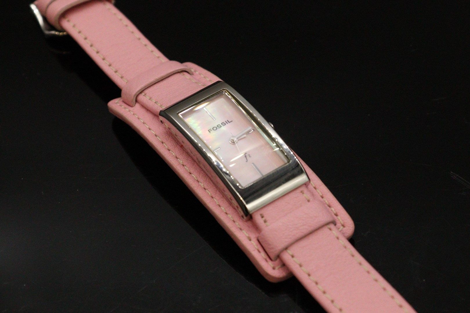 Null 苔藓

女士腕表，长方形精钢表盘，巴顿式刻度，粉色皮革表带。与原包装盒一起提供。使用状况。