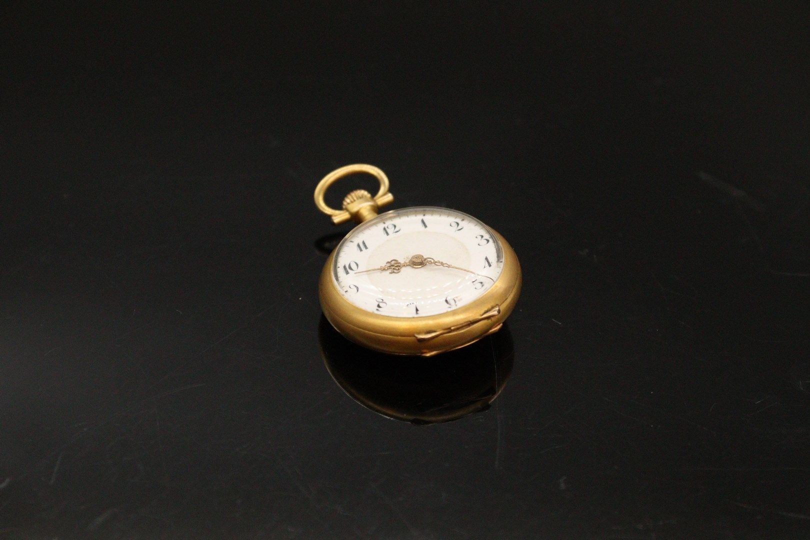 Null 18k (750)黄金领表，白色珐琅表盘，阿拉伯数字时标，碗上镶嵌着一颗小钻石。

总重量: 15.53 g