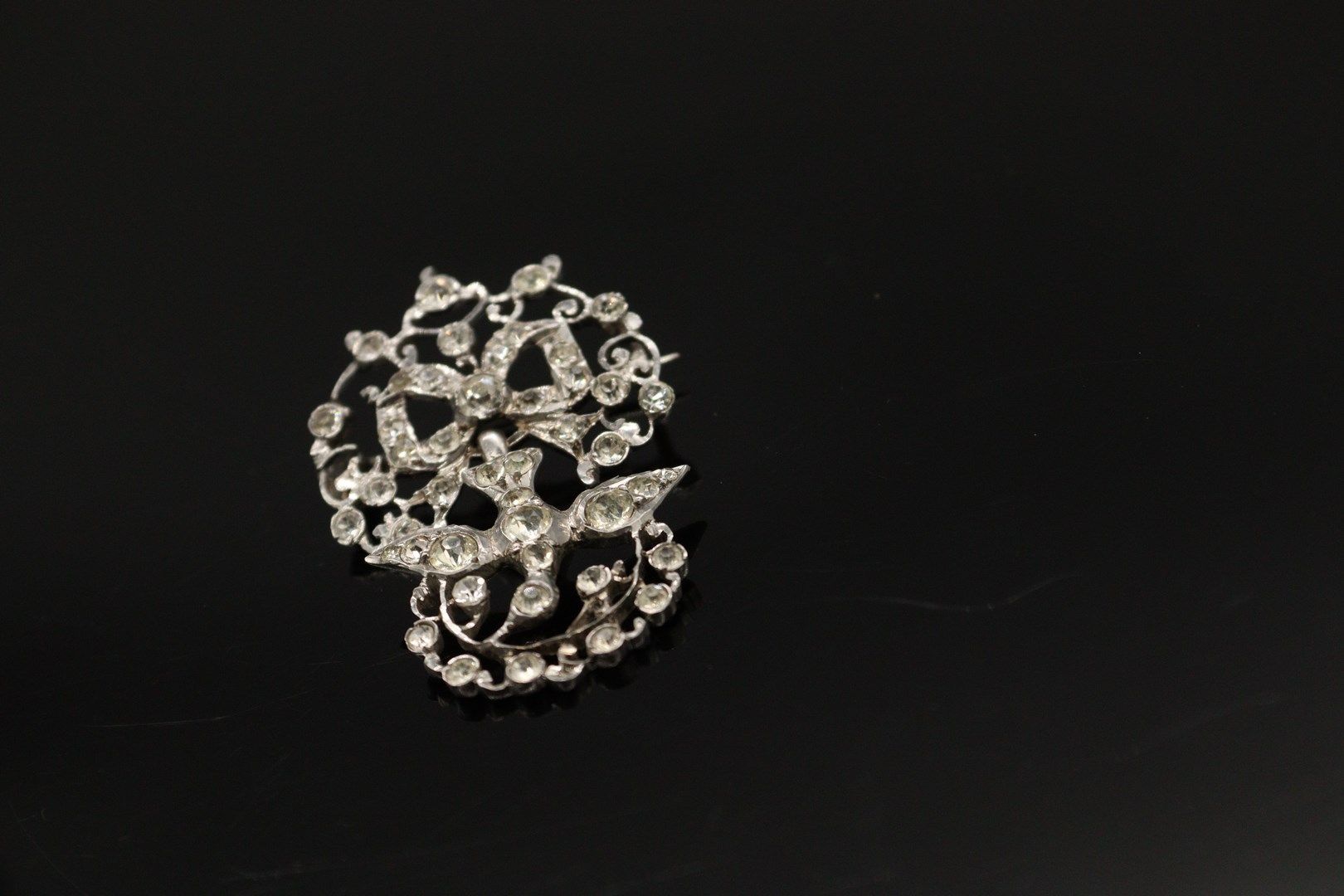 Null 银质（800）"诺曼底圣灵 "胸针，装饰有白色水钻。 胸针是一只被打结的丝带牵着的鸽子，嘴里叼着一根树枝。

标记为：800。

长度：4厘米。

毛&hellip;
