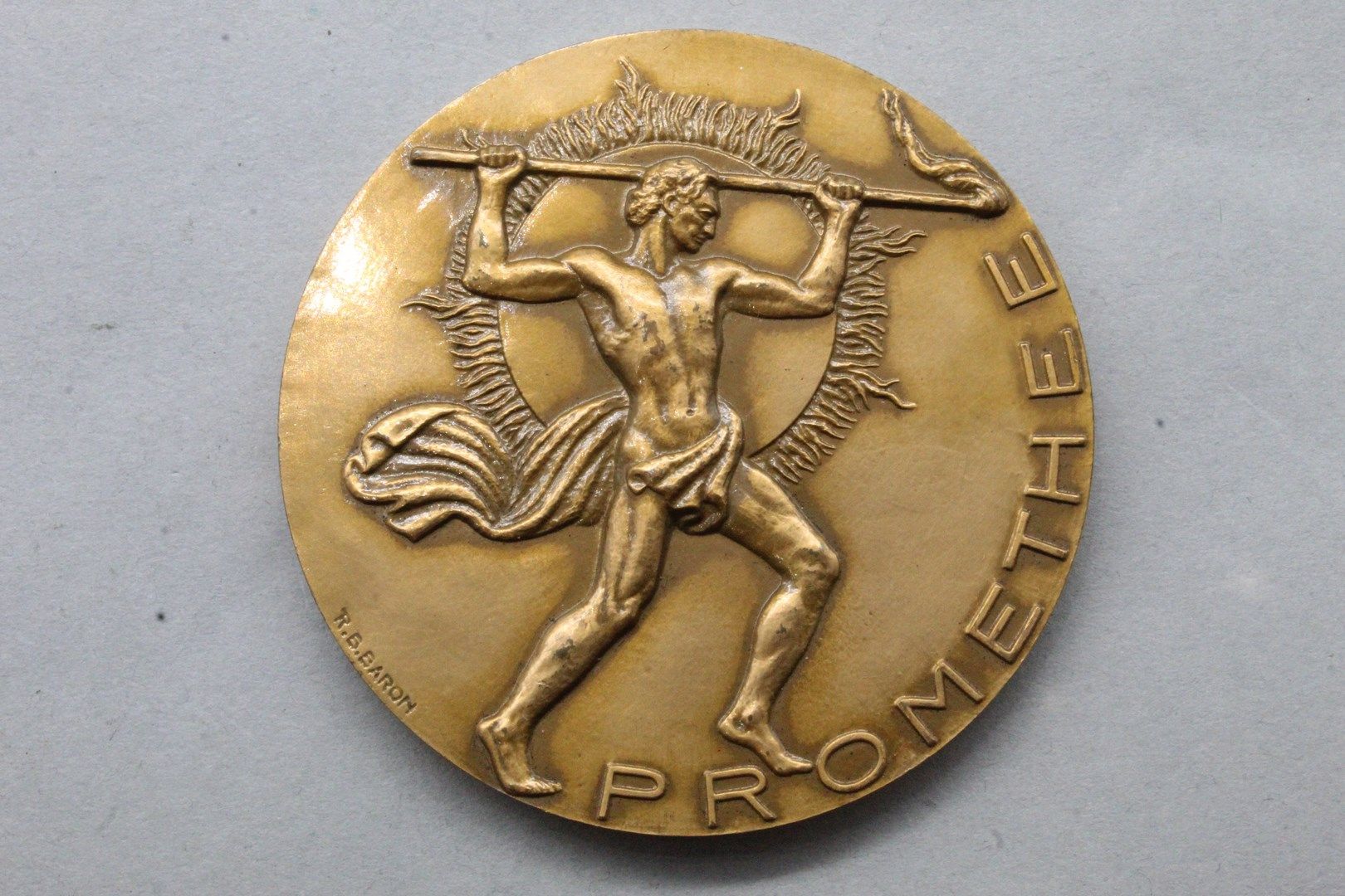Null Médaille de table ronde en bronze d'ap. R.B. Baron. 

Avers : PROMETHEE, sb&hellip;