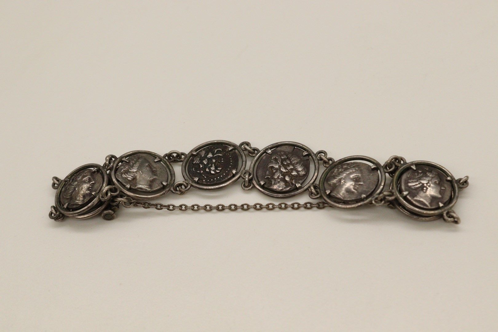 Null Bracciale in argento decorato con monete antiche. 

Peso: 31,58 g.