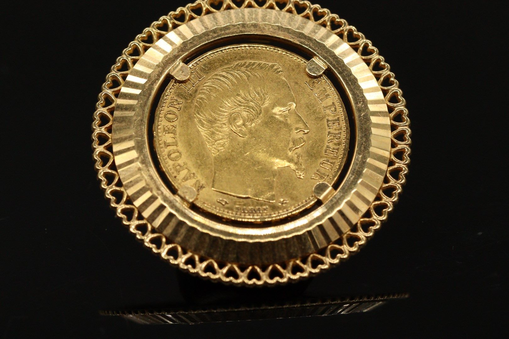 Null 拿破仑三世金币镶嵌在18K（750）黄金花冠吊坠中。

标有一个鹰头。

重量：10克。