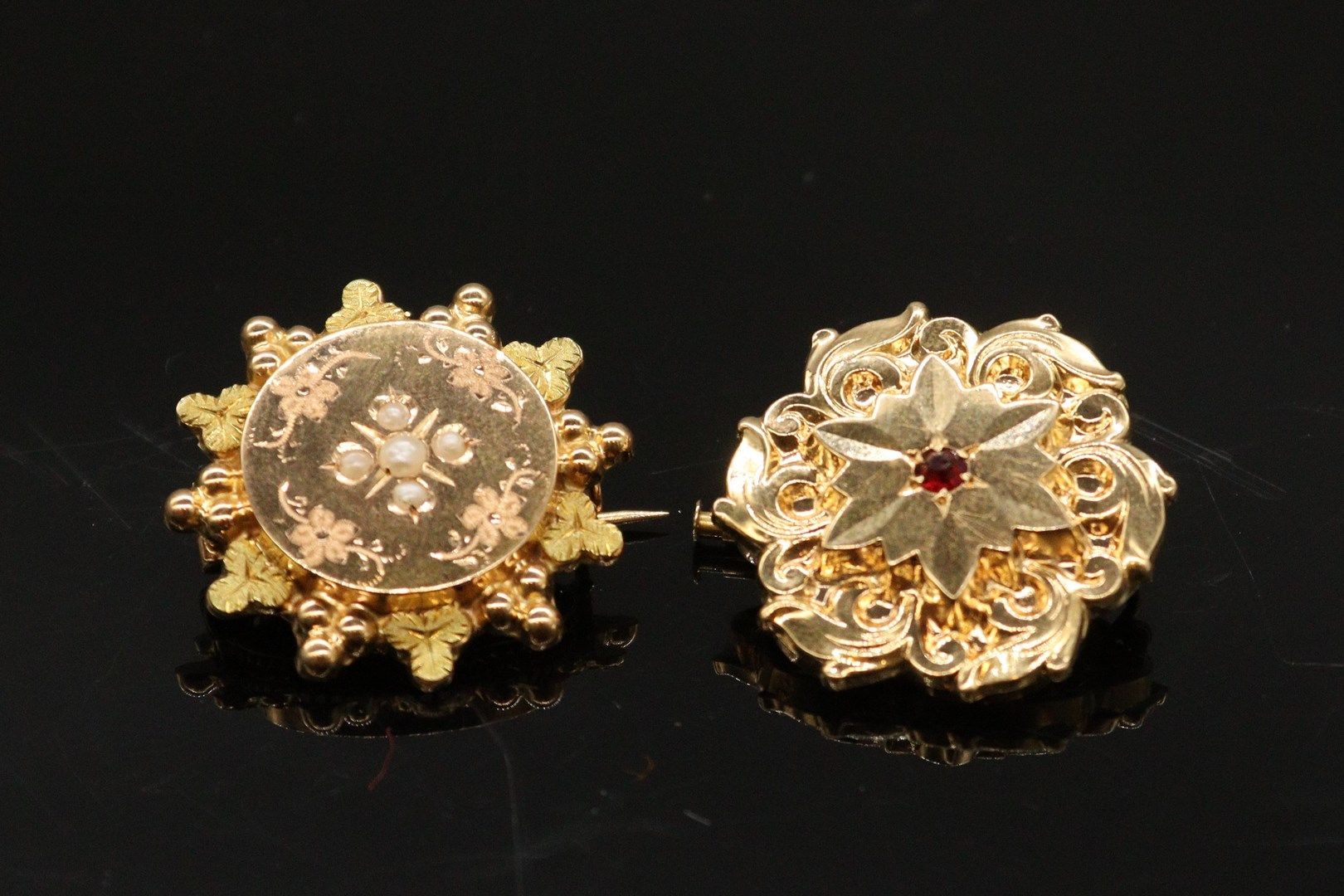 Null Set di due spille in oro giallo 18 carati (750), una con piccole perle e l'&hellip;
