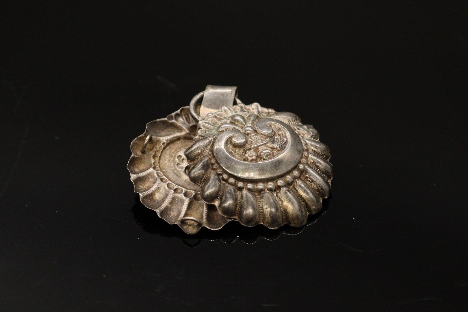 Null Chiusura a mantello in argento (800) con vaso fiorito e decorazione a gadro&hellip;