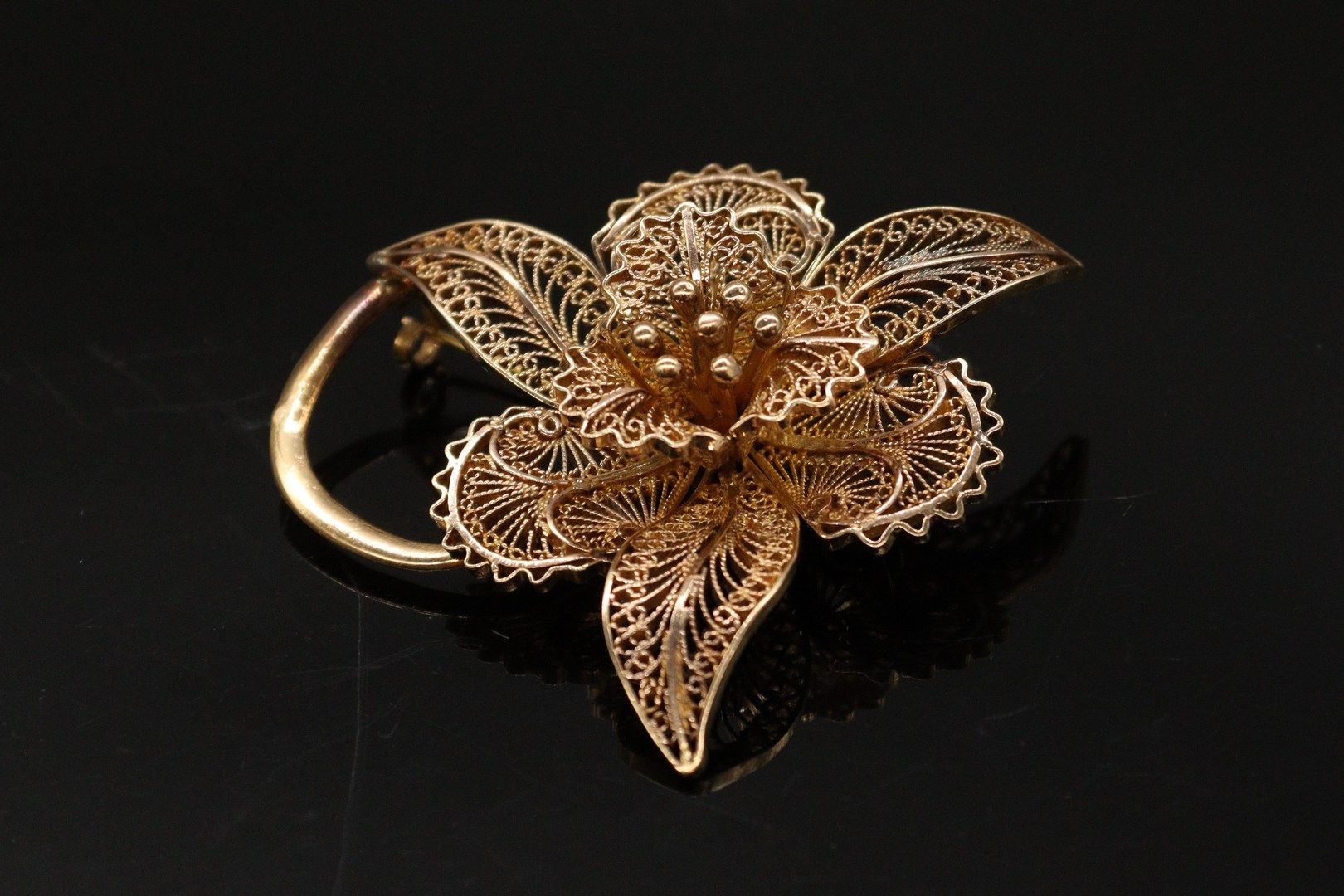 Null Broche fleur en or jaune 18k (750) ajouré et filigrané.

Poids : 16.80 g.