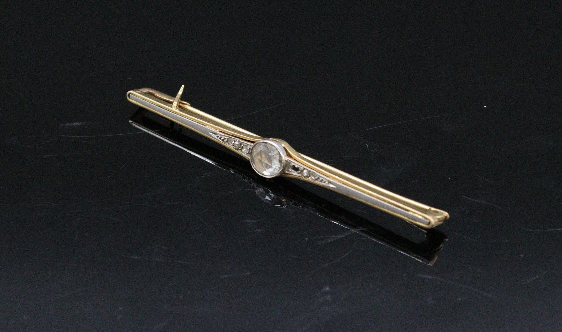 Null 18K（750）金胸针，持有一颗玫瑰式切割钻石，周围有小钻石。

总重量: 6.60 g