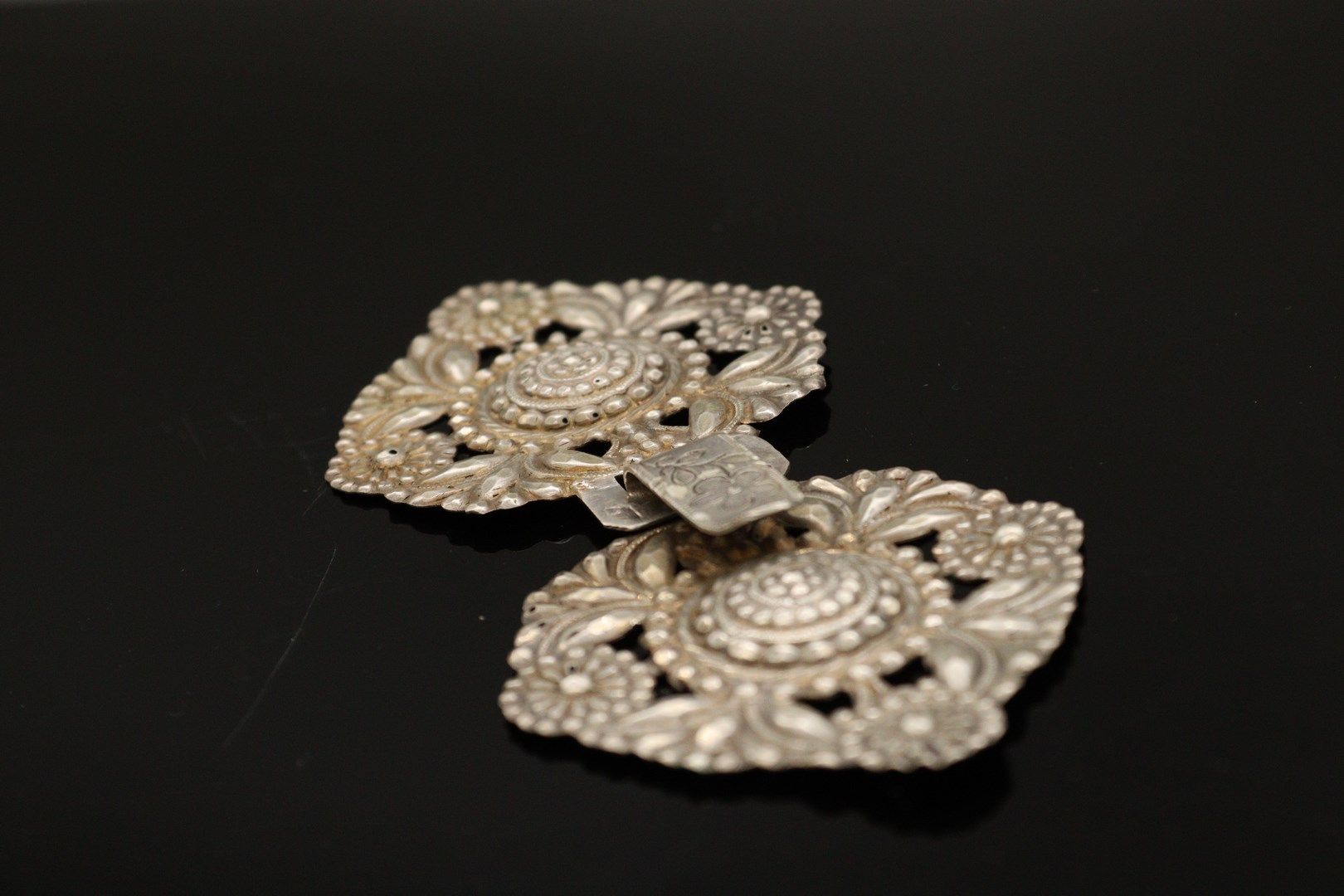 Null 来自Poitou-Charentes（Niort）的银制（800）螳螂扣，印有植物装饰。

每个元素上的标记。

- 的第2个标题Minerve（18&hellip;
