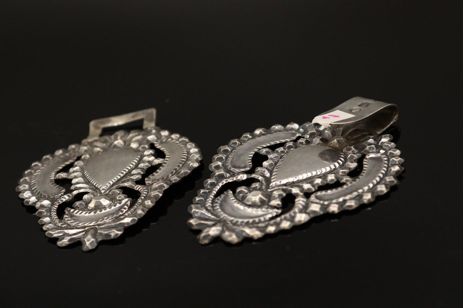 Null 普瓦图-夏朗德省的衣扣（巴黎制造），用银（950）模制并刻有植物装饰的衣扣。

一个元素上的印记 :

- 第一标题的Michel Ange，巴黎（1&hellip;