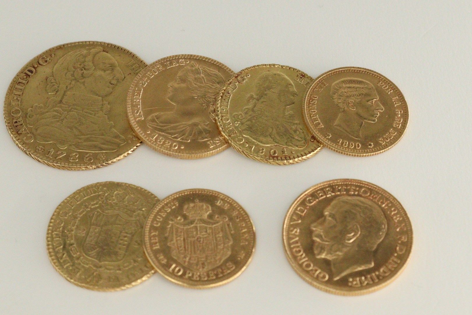 Null Lot of replica gold coins including :

- a replica of 4 escudos Charles III&hellip;