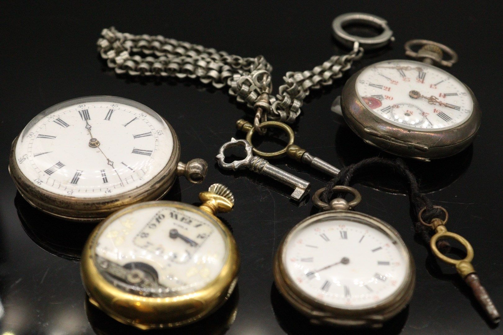 Null Lot of pocket watches, three of them in silver.

Gross weight of the silver&hellip;