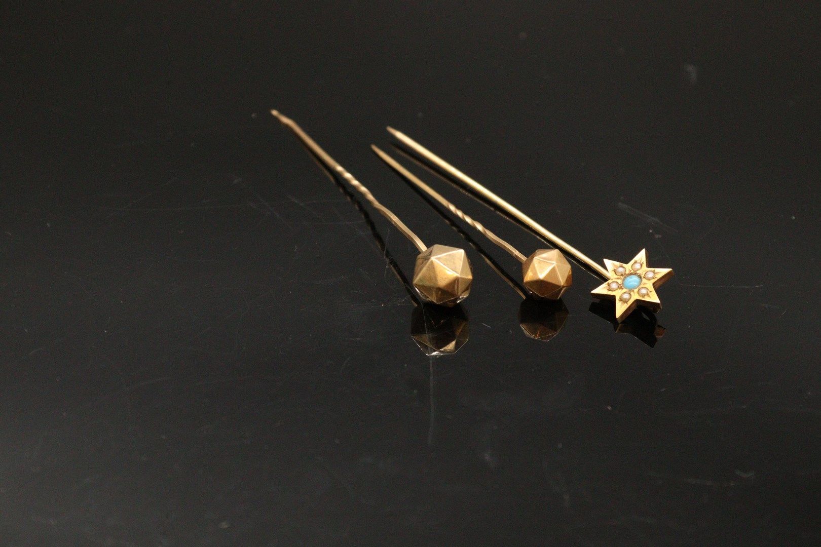 Null 三个18K（750）黄金领带针

- 二饰面球(变形)

- 其中一个装饰着一颗镶有小巴洛克珍珠的星星，中心是一个绿松石球。



毛重：3克。