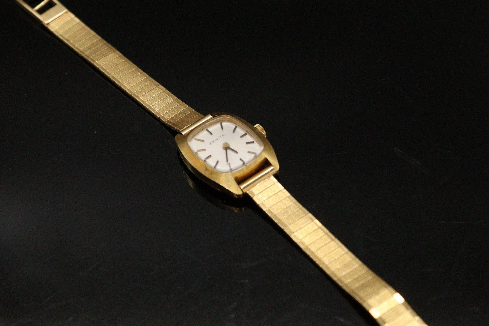 ZENITH 
Montre bracelet de dame boitier rectangulaire en or jaune 18k (750), cad&hellip;