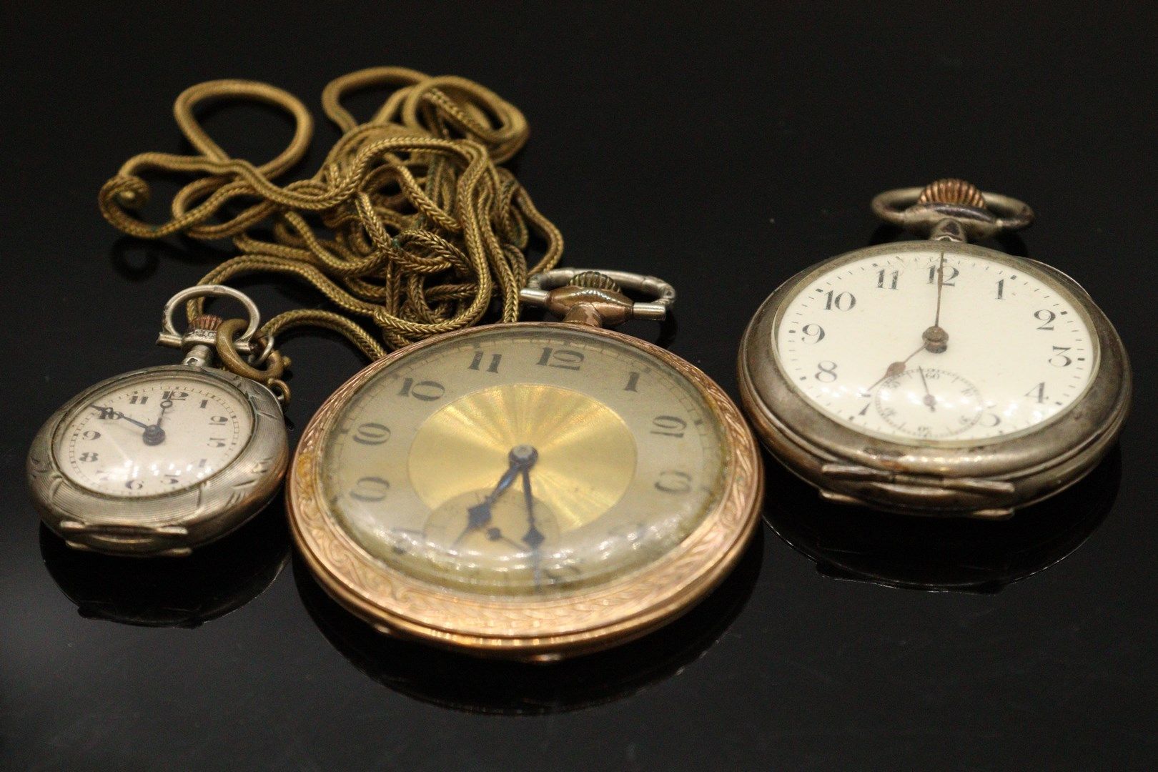 Null Trois montres de gousset :

- montre savonnette en plaqué or, index chiffre&hellip;