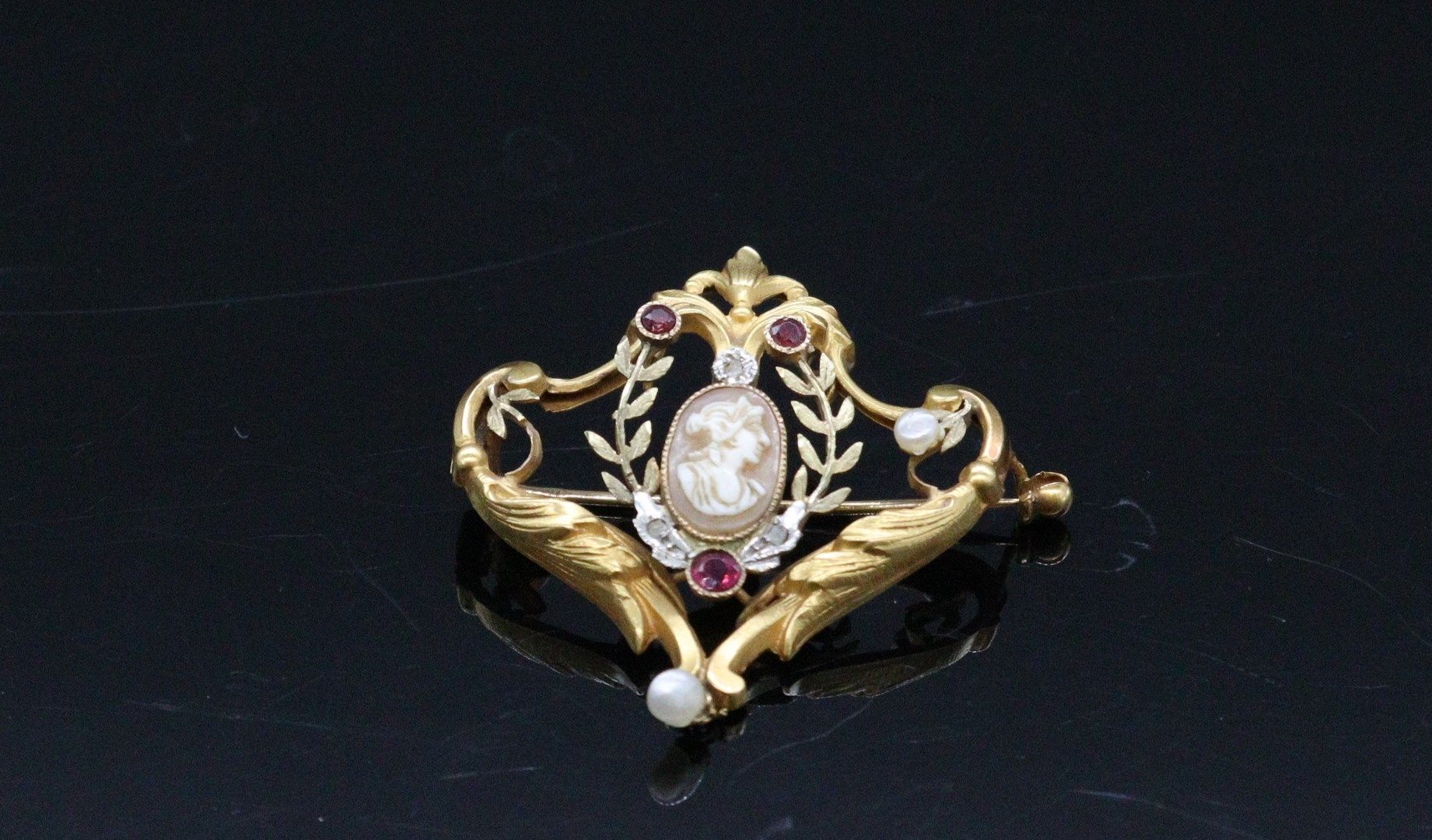 Null Brooch in 18K (750) yellow gold, formed of scrolls enhanced with pearls, ru&hellip;