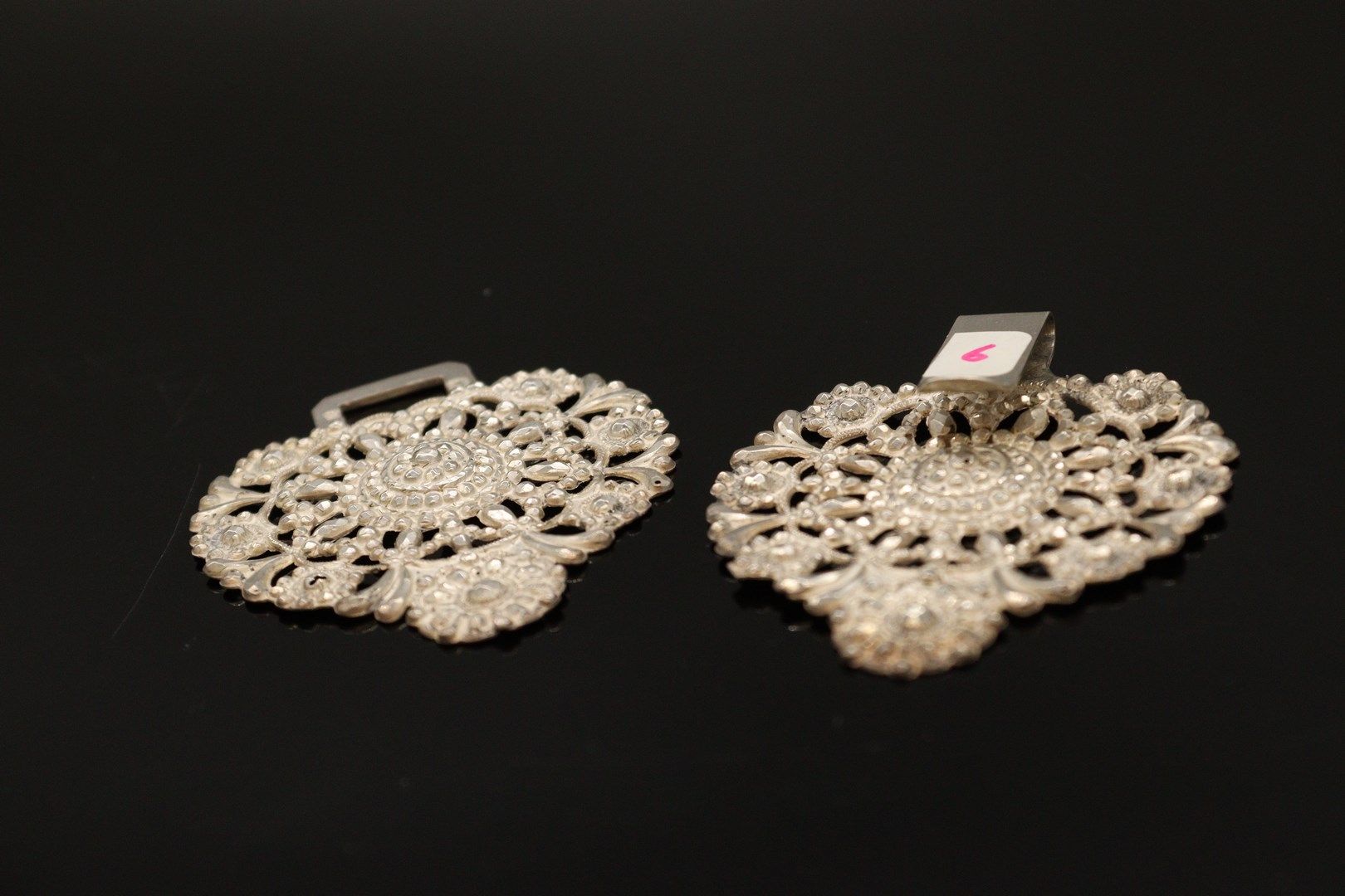 Null 普瓦图-夏朗德省的螳螂扣，银制（950），印有植物装饰。

唛头:

- 一级标题 Minerve (1838-1919)

- JL大师的头顶是一把&hellip;