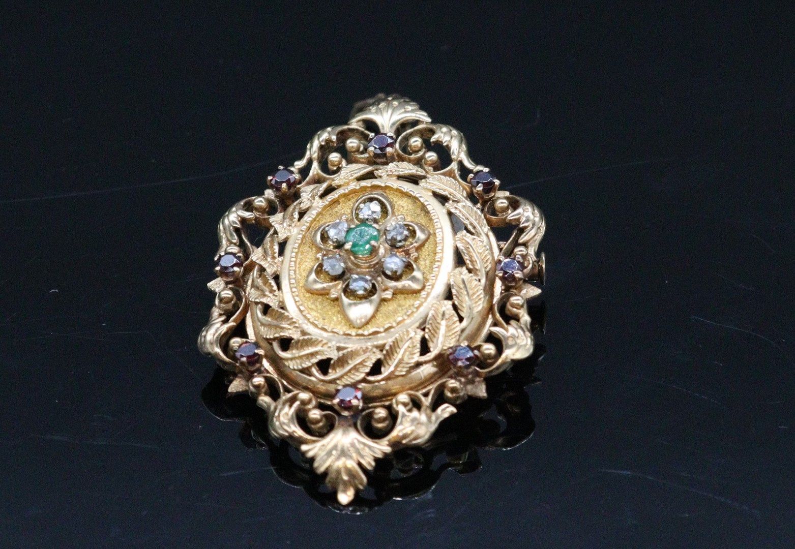 Null 18k (750) yellow gold pendant brooch decorated with scrolls and foliage, ho&hellip;