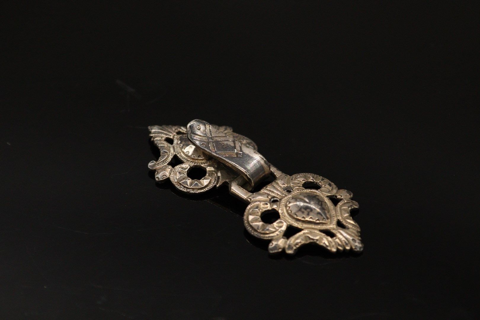 Null 诺曼银(950)男子衣钩，铸有心形和叶子的装饰，并有鏤刻。

在一个元素上打孔。

- 难以阅读: de décharge des menus ouv&hellip;