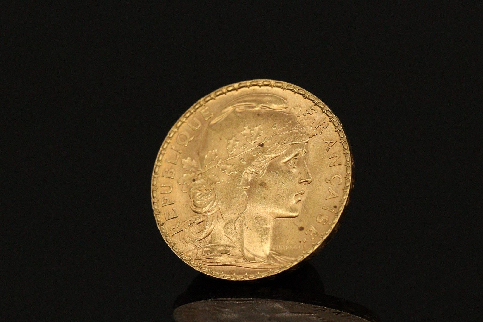 Null Gold coin of 20 francs Coq (1904)

TTB to SUP. 

Weight : 6.45 g.