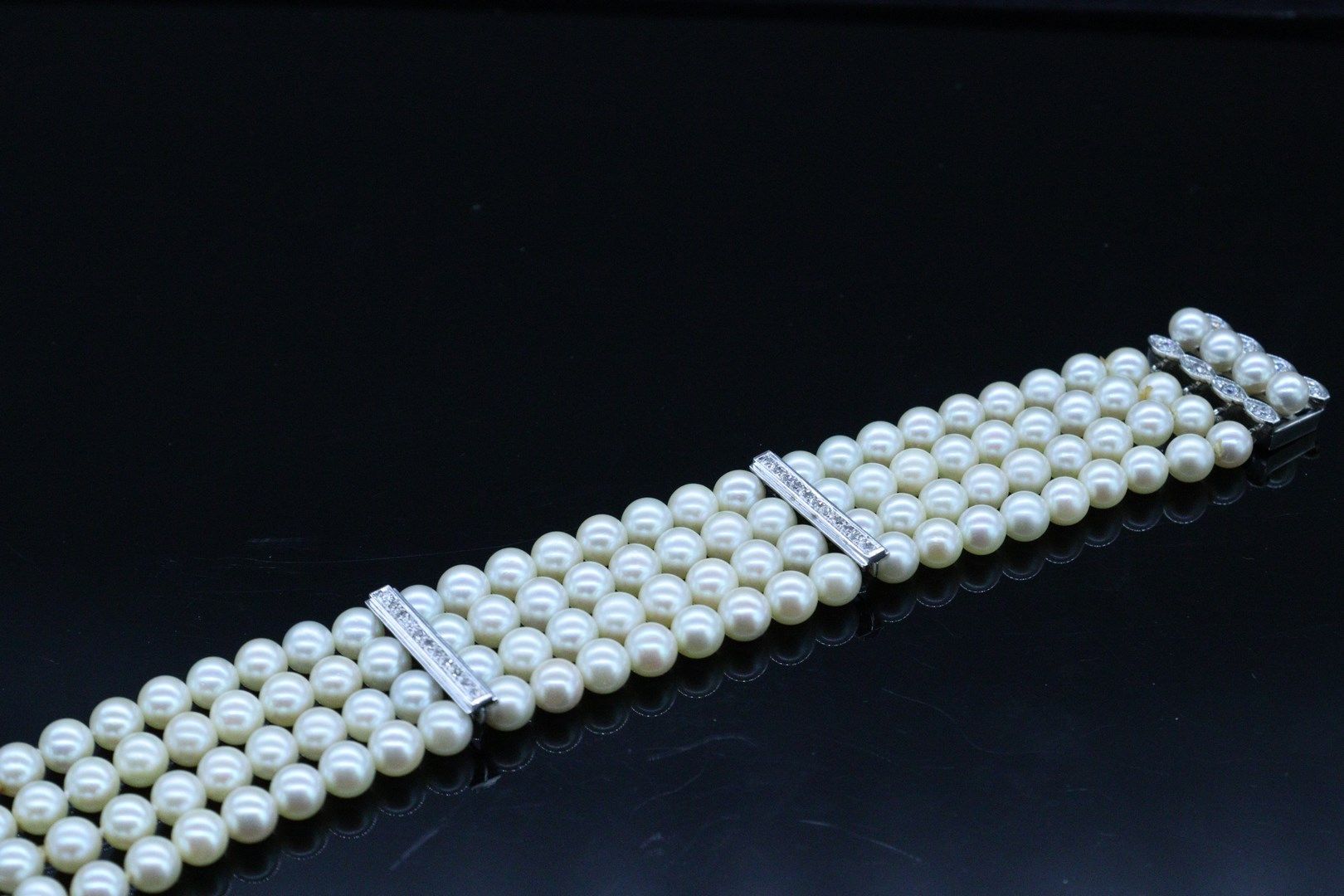 Null Bracelet of 4 rows of cultured pearls scandé de barrettes in 18K (750) whit&hellip;