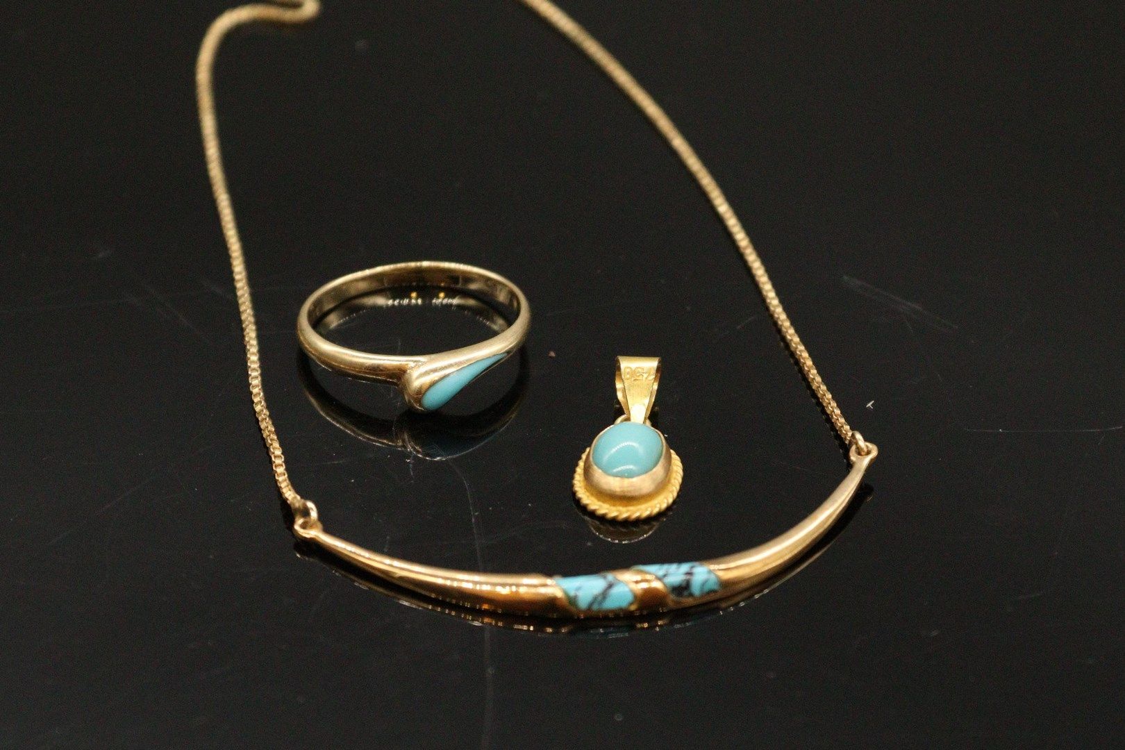 Null Set of yellow gold and turquoise jewelry :

- a 14k (585) yellow gold penda&hellip;