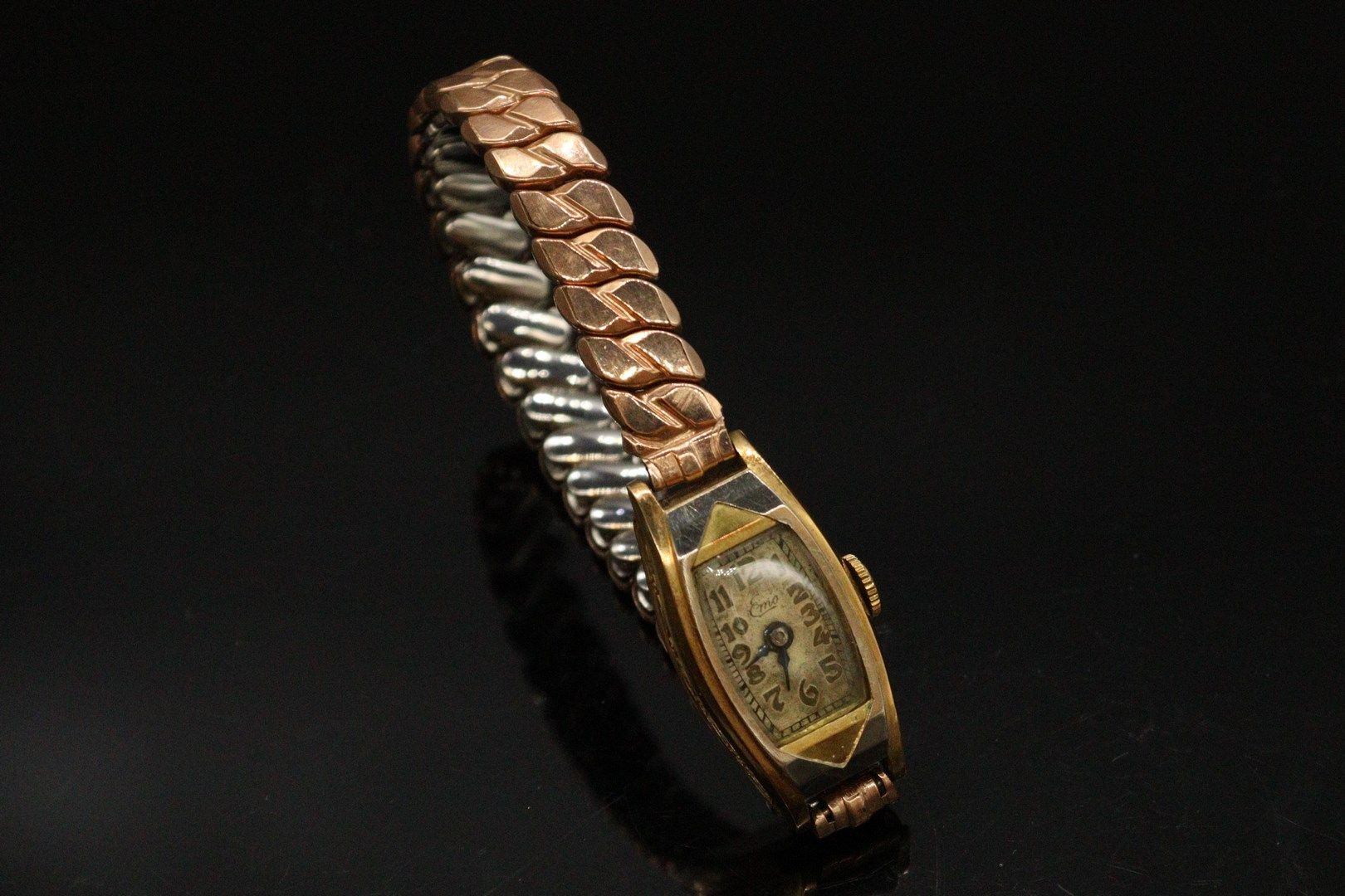 Null 女士腕表，18K（750）黄金和白金表壳，阿拉伯数字刻度，镀金弹性表带。



毛重：16.80克。