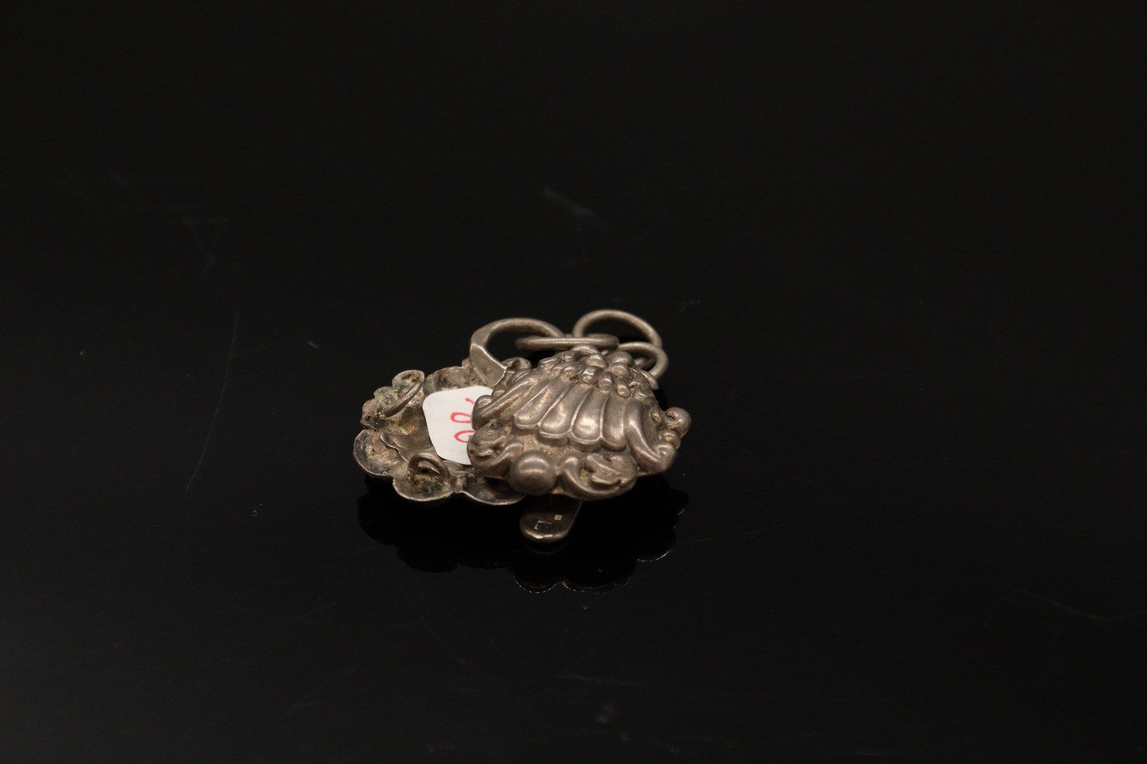 Null 诺曼银衣扣（800），印有贝壳和叶子的装饰。

唛头:

- 甘草之极(难以阅读)

- 主人的VL，用一颗星隔开。

长度：8x2.5厘米。

重量&hellip;