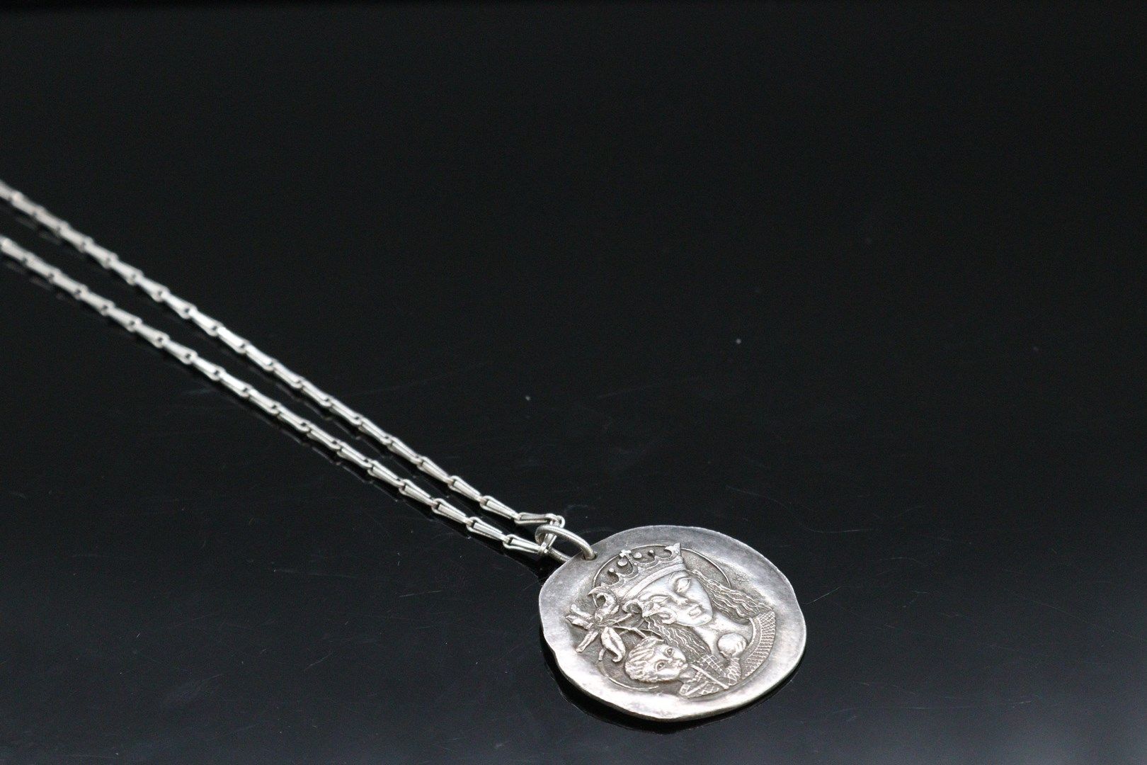 Null 巴黎大教堂奖章，银质，带百合花的女士和她的银链。

重量：21.00克。