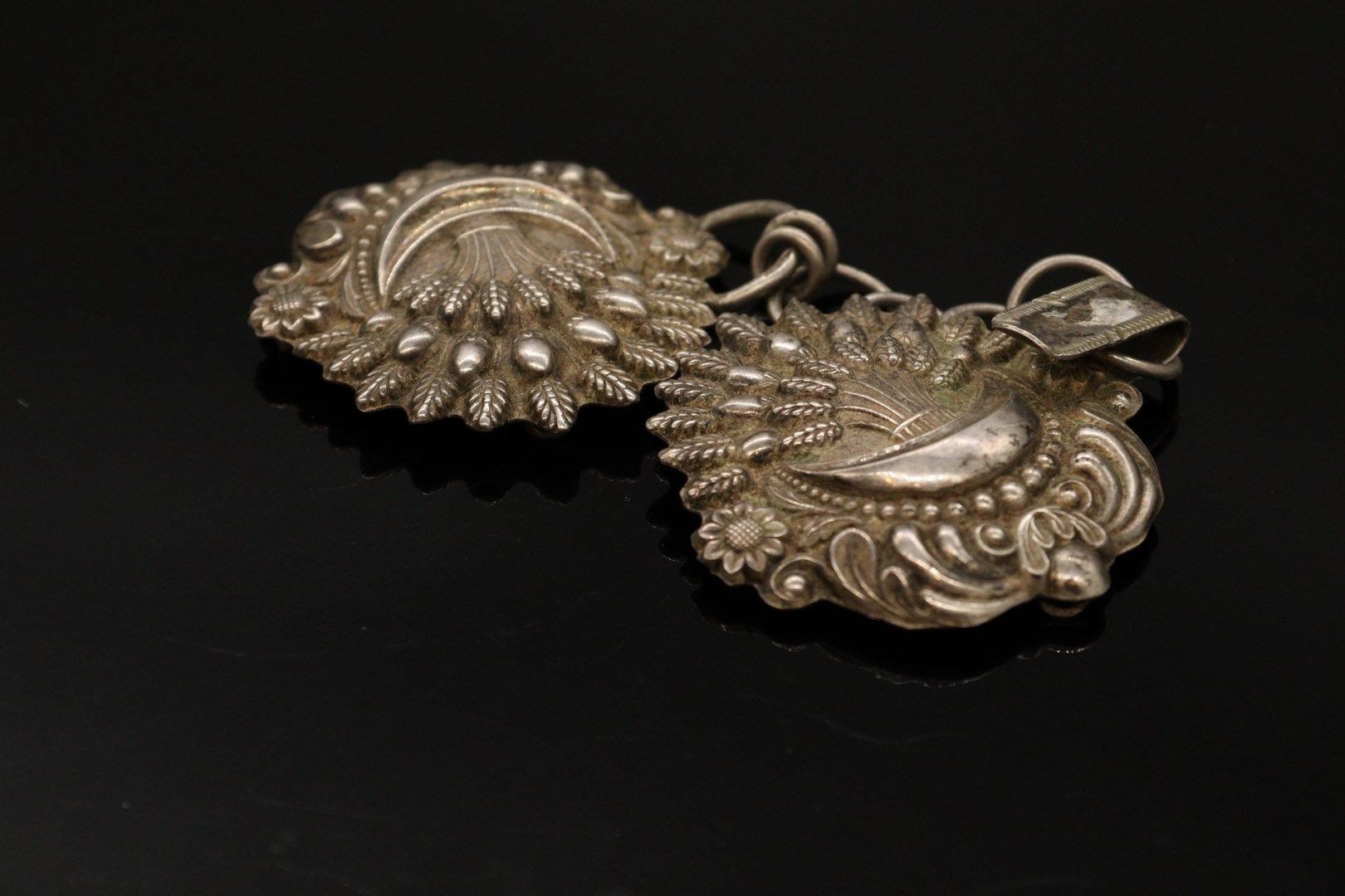 Null 诺曼银衣钵扣（800），压印有麦穗和半月形装饰。

唛头:

- 的第2个标题Minerve（1838-1919）。

- 马头上的QAL大师。

长&hellip;