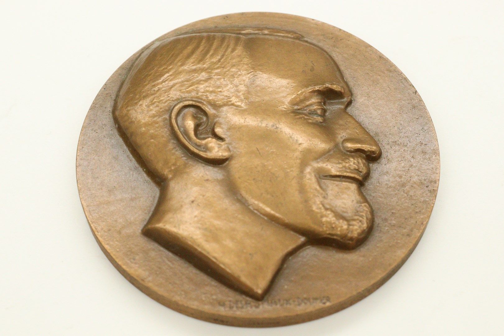 Null Medalla de bronce en la mesa

Anverso: perfil derecho del Dr. Louis Christi&hellip;