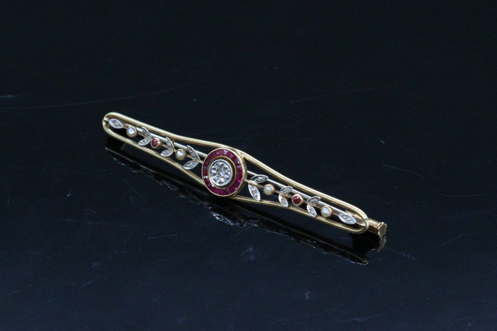 Null 18K（750）黄金花形胸针，镶嵌红宝石和老式切割钻石。

重量：4.51克: 4.51 g