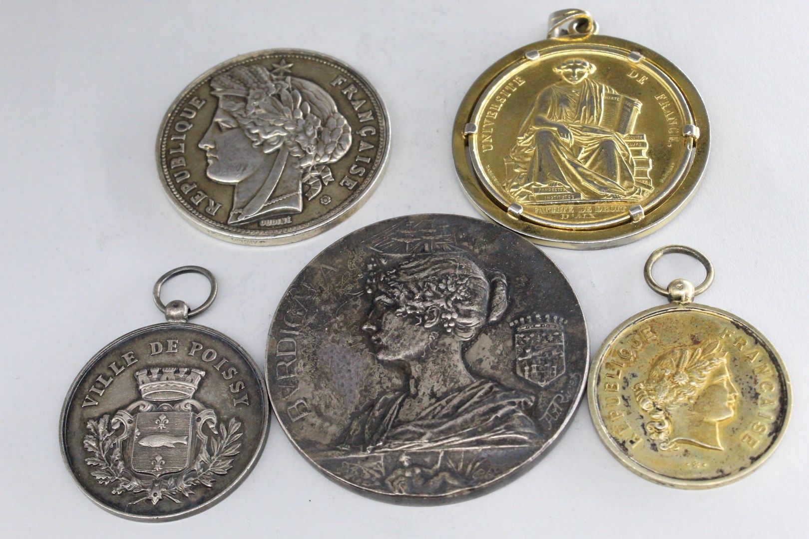 Null Eine Reihe von Medaillen aus Silber und Bronze.

Silbergewicht: 90,5 g;