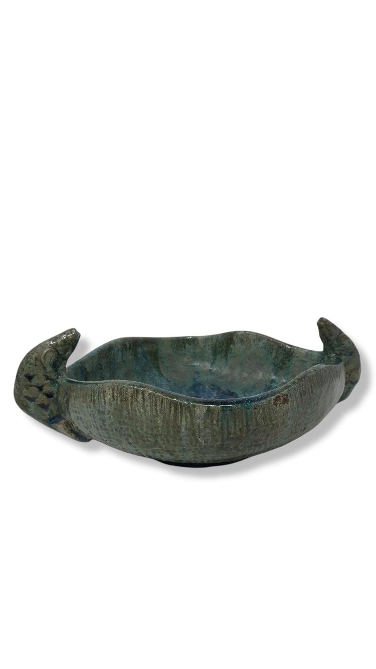 Null 法国作品 - 20世纪

蓝色釉面的长方形陶瓷碗，把手造型为两条鲤鱼。

底部的日期是 "1945年10月14日星期日"。

H.10 - W. 31&hellip;