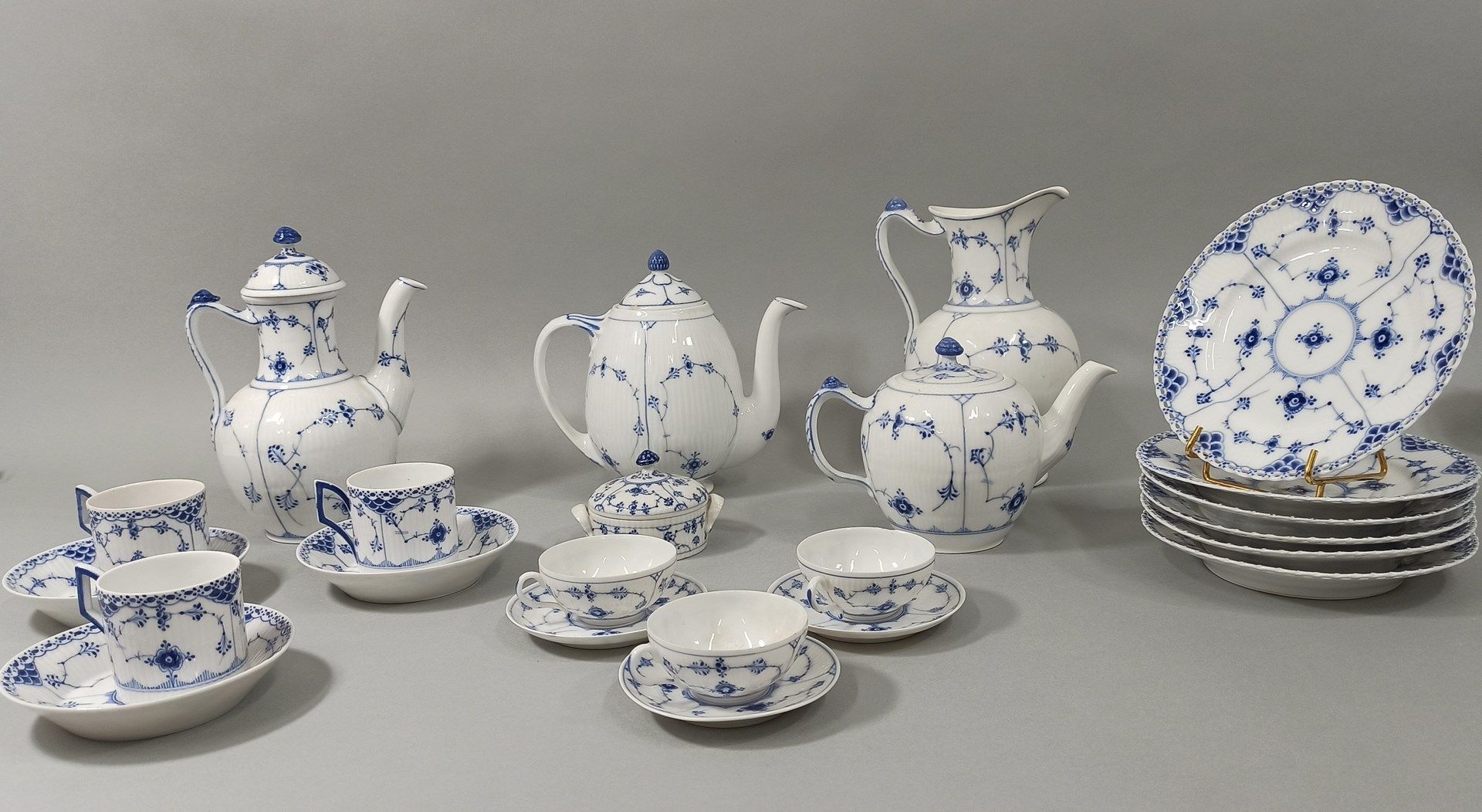 Null Porcelain tea service with a floral design called "Fleur Bleu Cannelé", com&hellip;