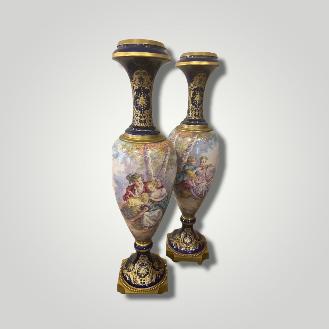 Null SEVRES (Dans le goût de)

Paire de grands vases balustres en porcelaine à f&hellip;