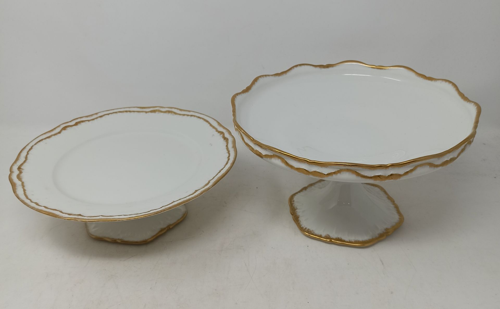 Null Fruit bowl and cake stand in white porcelain with curved edge and gilding. &hellip;