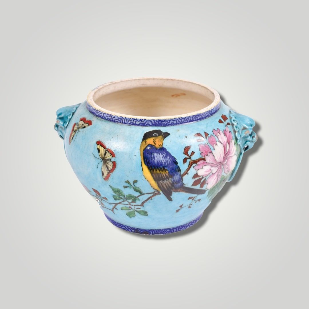 Null 西奥多-德克 (1823-1891)

一个陶罐，身体呈卵圆形，两个实心把手，上面刻有狮子头。

多色珐琅彩菊花背景上的蝴蝶和鸟枝装饰

(小碎片)。&hellip;
