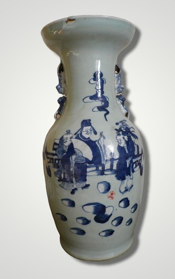 Null 中国

陶制花瓶，上面有蓝色的权贵装饰。中国 20世纪。

高度：43.50厘米 - 颈部有釉面缺陷，左手柄处有横向裂纹。