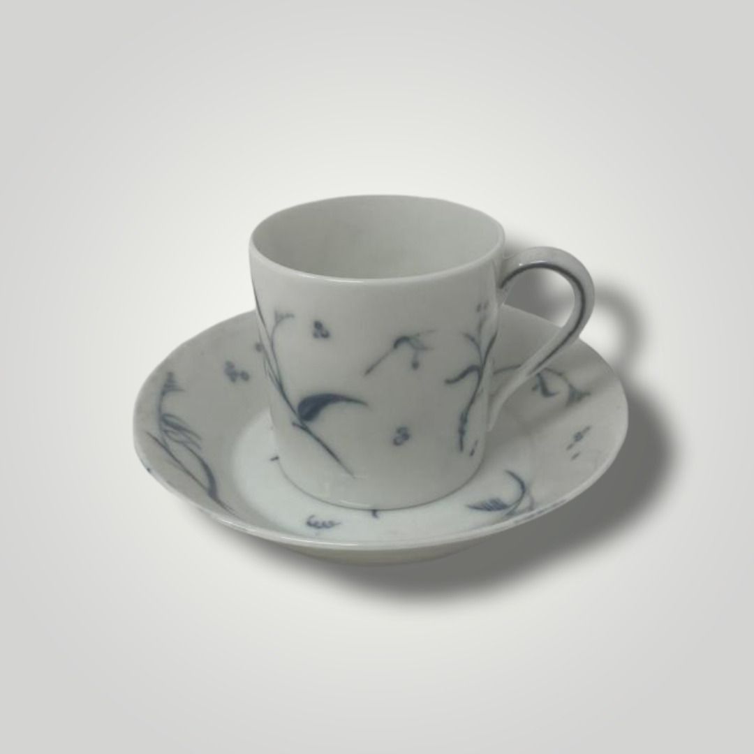 Null ǞǞǞ

白瓷杯和碟子上有蓝色植物装饰。

邮票 "cartouche"（1848-1899年间）。杯子是S.86，碟子是S.85，还有手写的铭文 "&hellip;