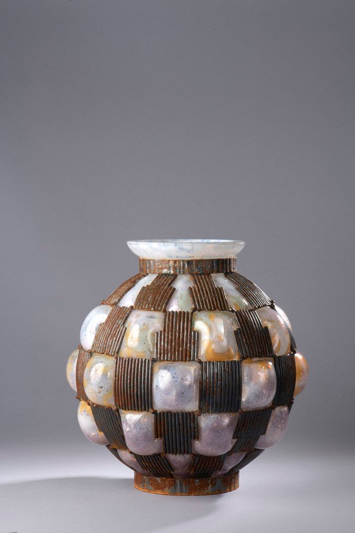 Null 
DAUM和MAJORELLE（归属）--NANCY 
白色和橙色混合玻璃的球形花瓶，吹制在一个锻铁框架内。

高：31厘米

身上的裂缝