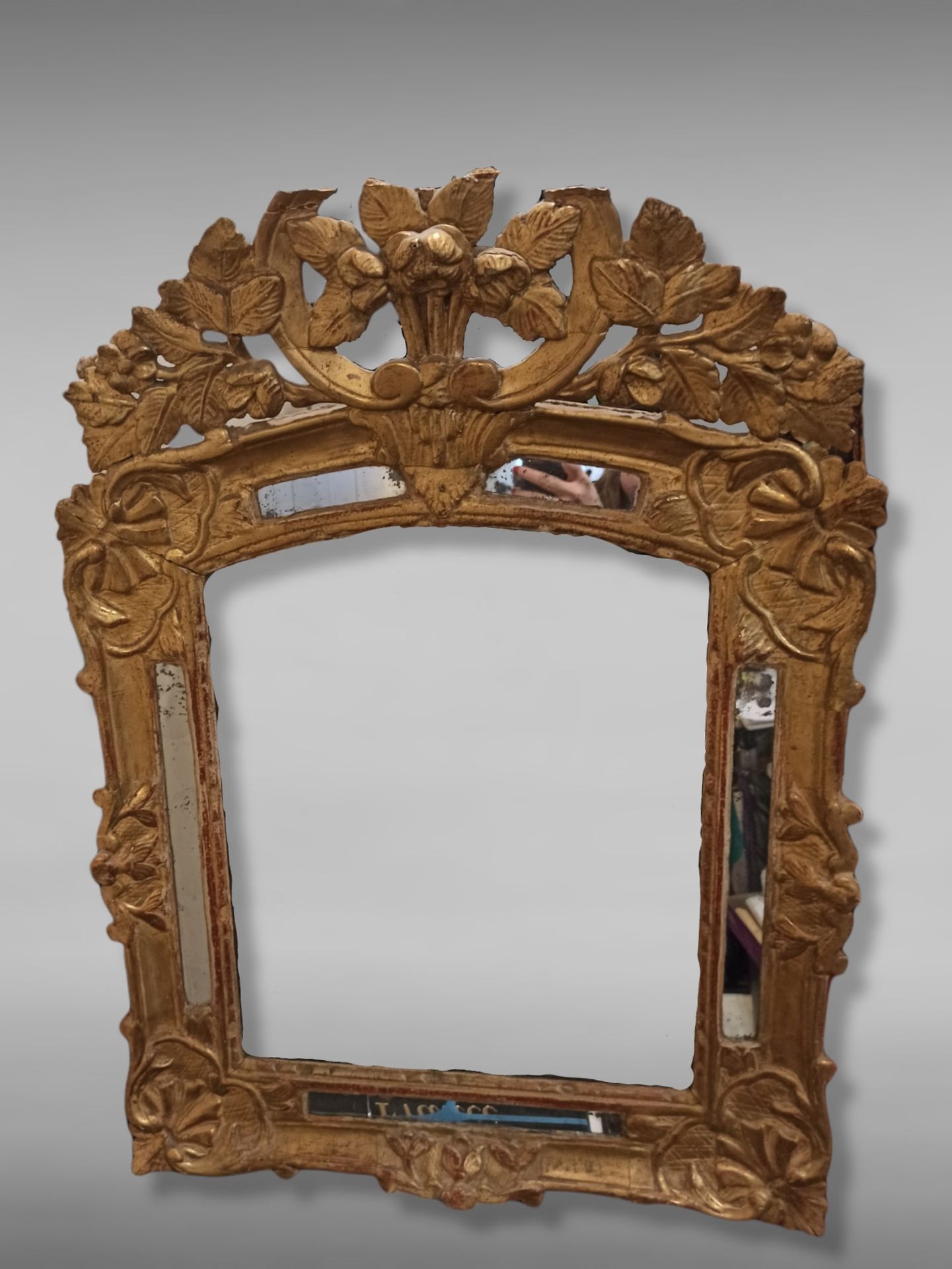 Null Miroir à parecloses en bois sculpté et doré à décor de fleurons, la partie &hellip;