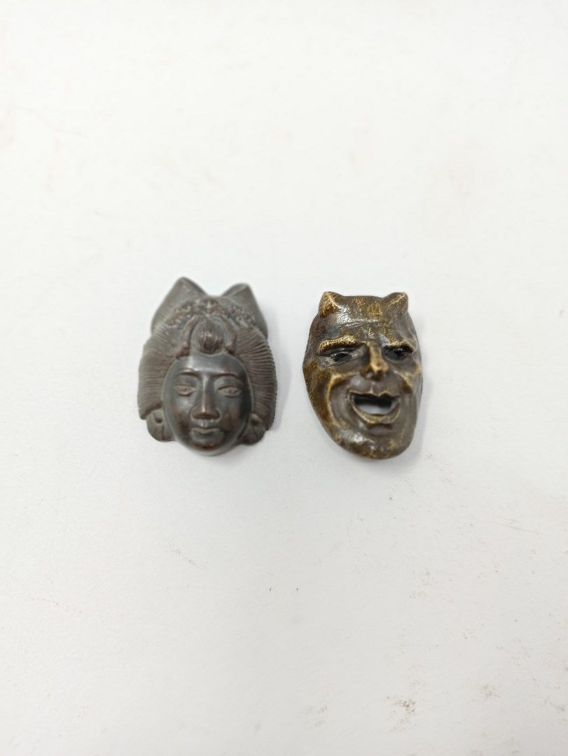 CHINA e ITALIA, siglo XX 
Dos pequeñas máscaras de bronce; una muestra el rostro&hellip;