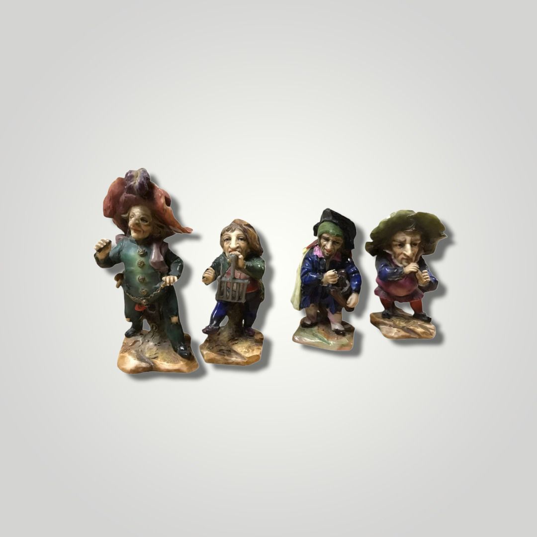 Null 四个多色的瓷质小人。

德国，鲁道斯塔特-沃尔克斯泰特，19世纪，另一个是卡波-迪-蒙特的味道。

H.11厘米至8厘米