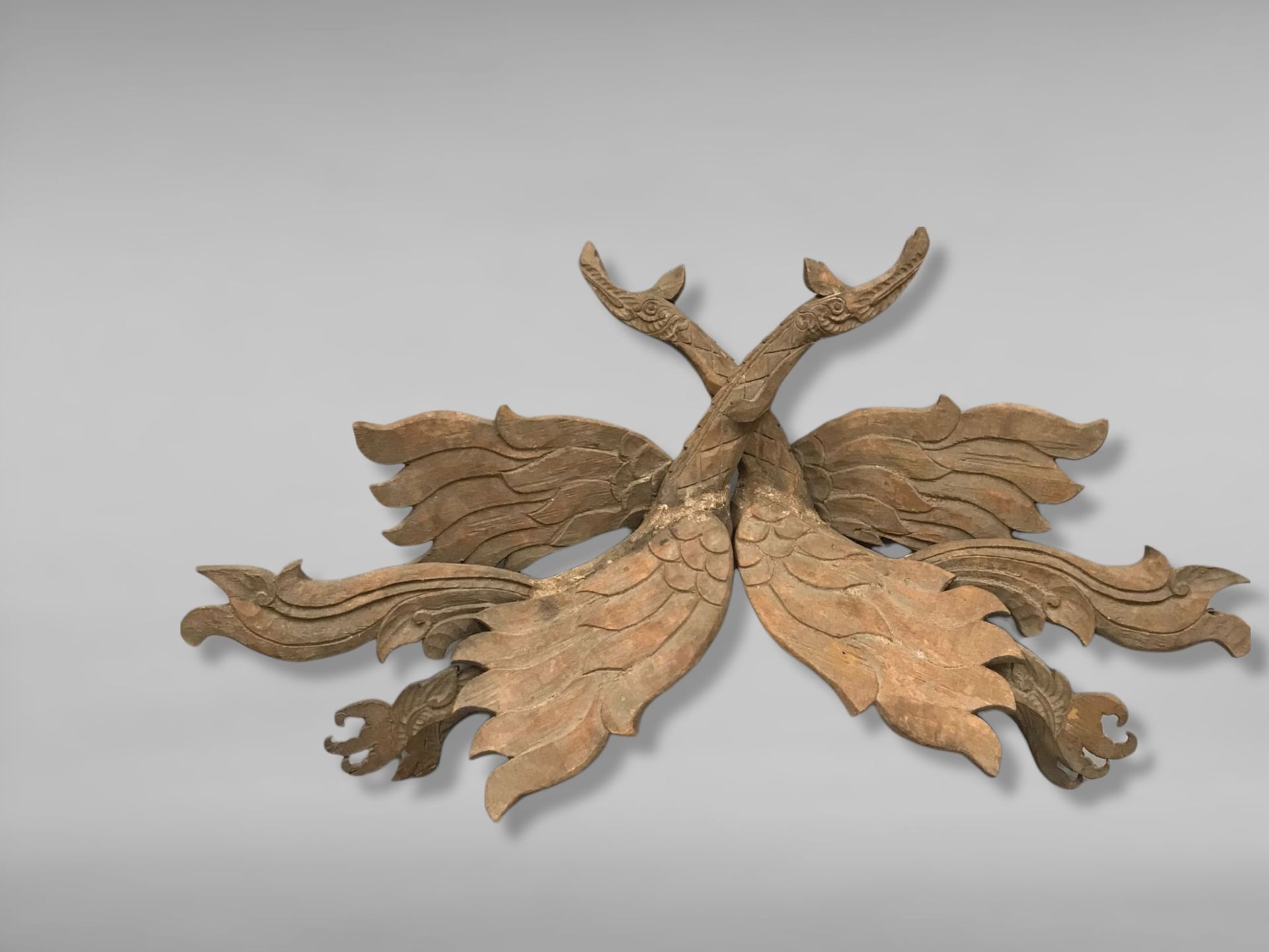 Null 泰国 - 19世纪

两块木雕展翅鸟的建筑元素碎片（修复）。

H.32 - L. 78 cm