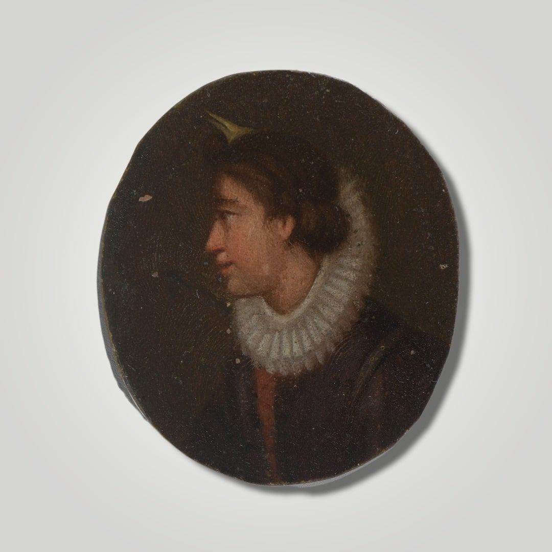 Null 法国学校 17世纪前三期 

一个戴围脖的女人的轮廓画像。

金属上的油彩，椭圆形（左上角有小的缺失）。

高：5,6厘米 - 宽：5厘米