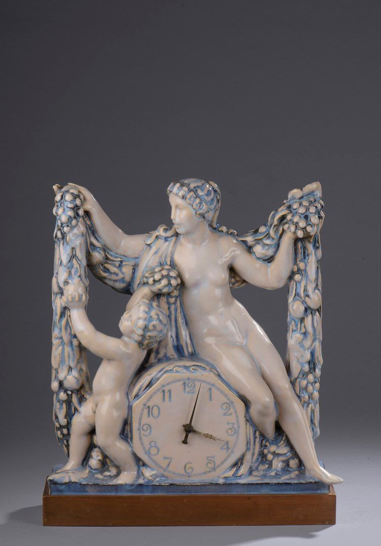Null 理查德-吉诺 (1890 - 1973)

白色和蓝色珐琅的陶瓷台钟 "Ceres"，有高浮雕装饰的一个女人和一个带着水果花环的putto。八角形的表&hellip;