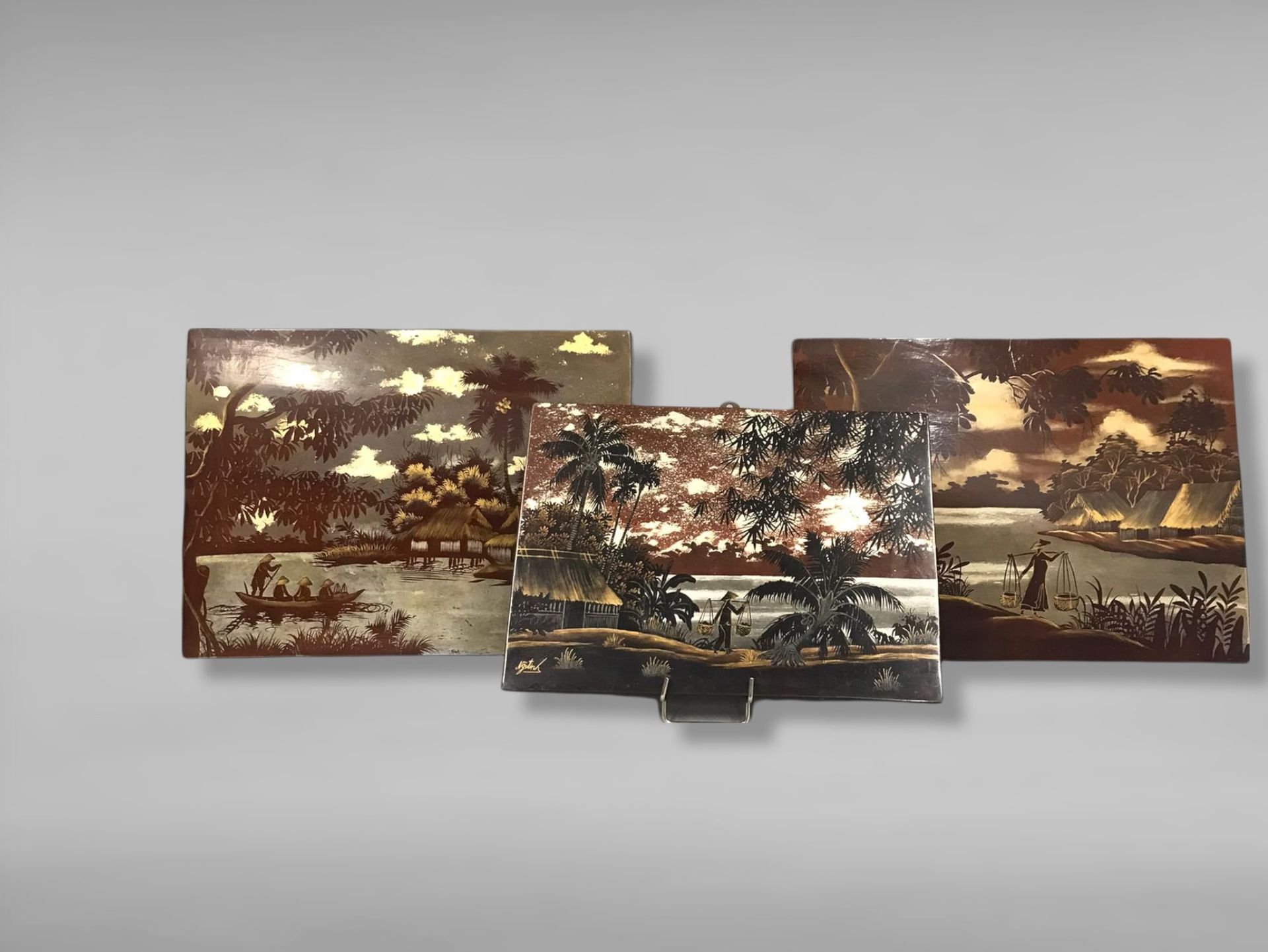 Null 越南 - 20世纪中期

三块长方形的木质漆板，表现了乘船的渔民和提着篮子的农民。

一幅署名吴廷（划痕）。

H.24,5 - W. 34,5 cm&hellip;