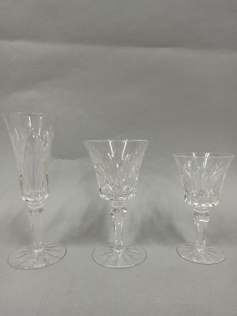 Null SERVICE OF CRYSTAL GLASSES OF ST LOUIS

CAMARGUE model including :

- 11 wa&hellip;