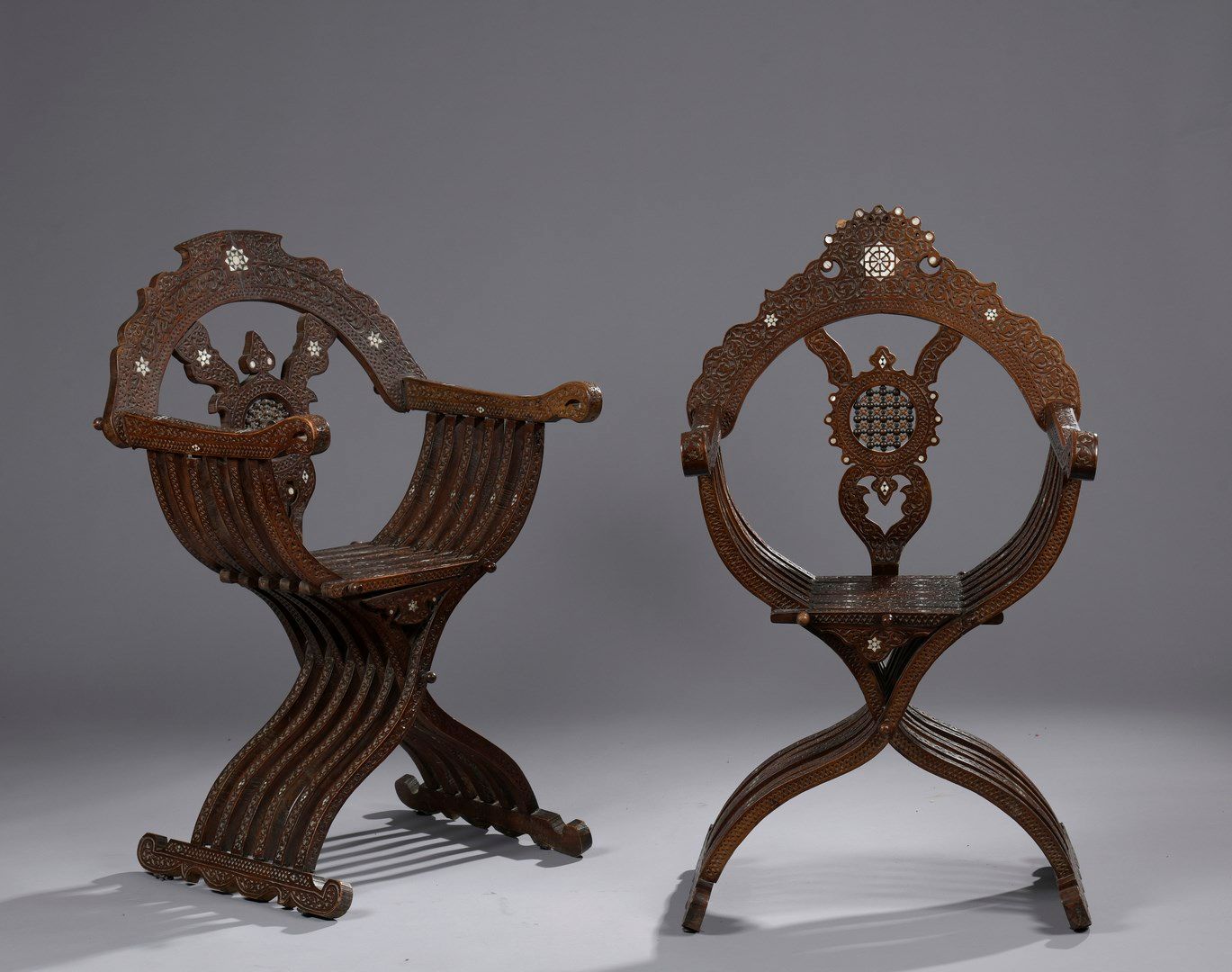 Null 两把利凡特 "Dagobert "扶手椅

镶嵌珍珠母的木头，转动的木头

阆中，约1900年

H.102厘米 - 宽67厘米 - 深59厘米


&hellip;