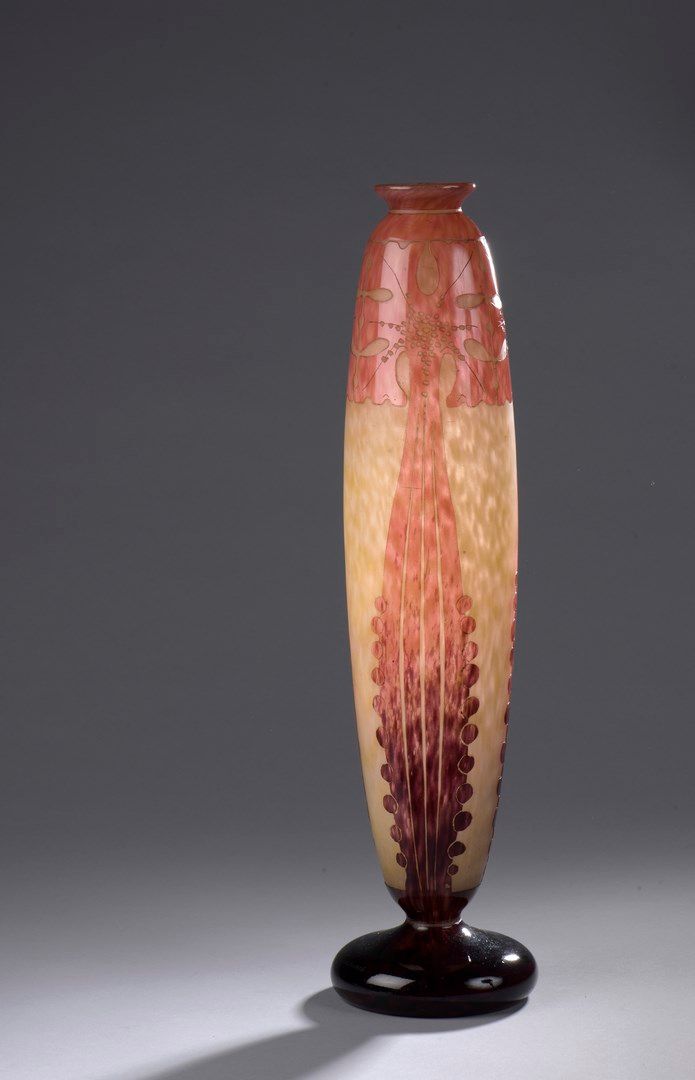 Null 法国玻璃

一个阿玛兰特的花瓶，底座上有一个卵圆形的身体和一个圆锥形的颈部，约1923-1926年。

在橙黄色大理石地面上的紫粉色内衬玻璃中的证明。&hellip;