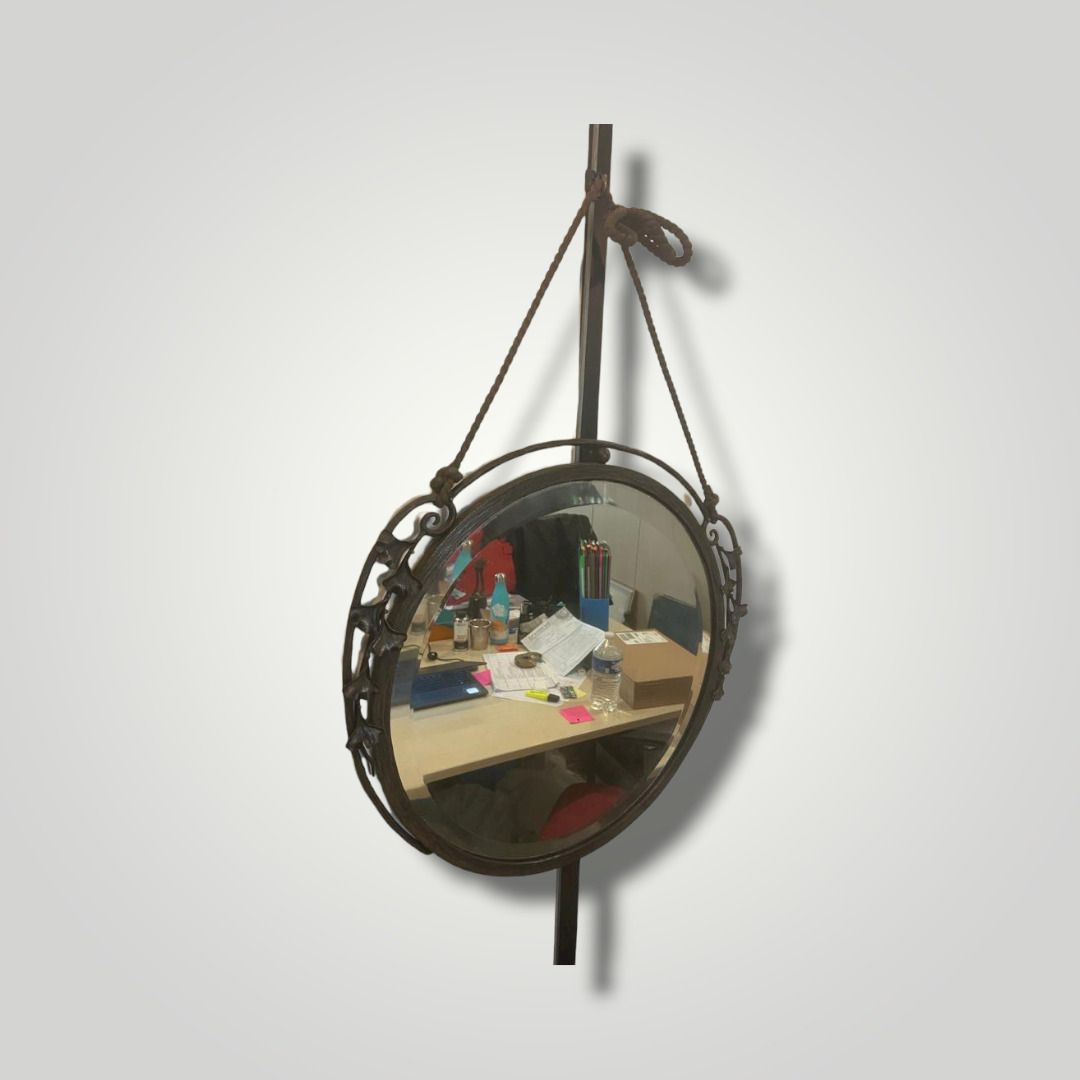 Null Miroir rond, monture en fer forgé à décor de feuillage. Période Art Déco.

&hellip;